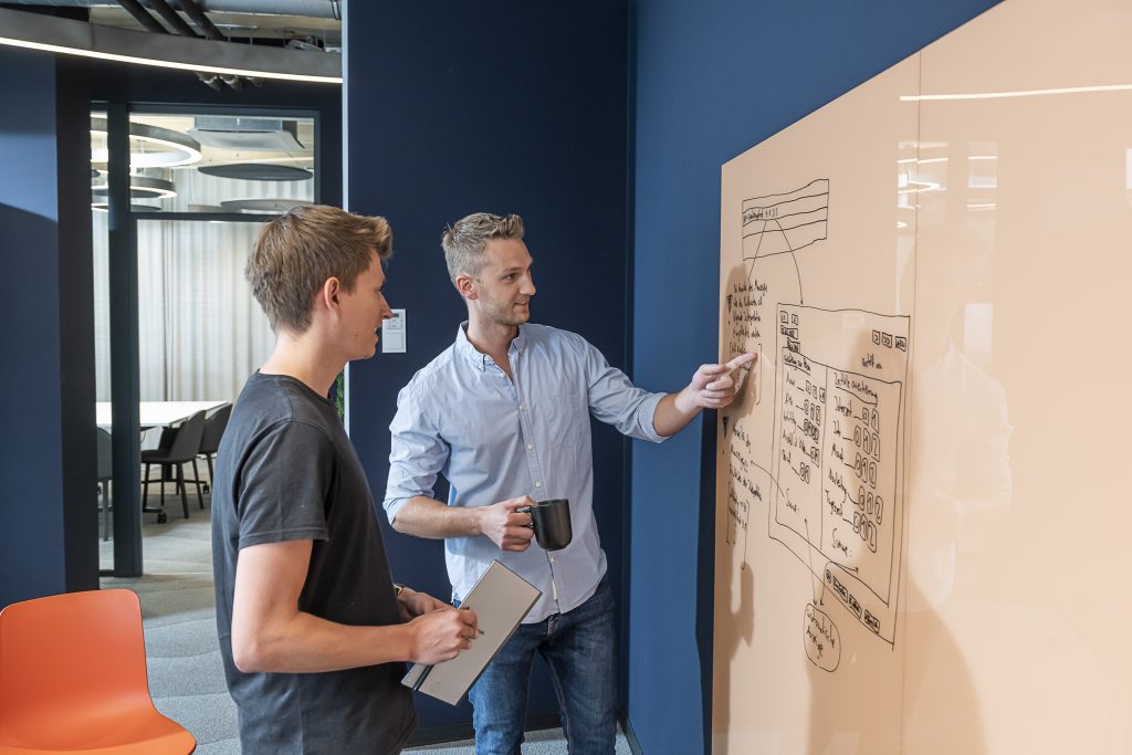 2 Personen am Whiteboard